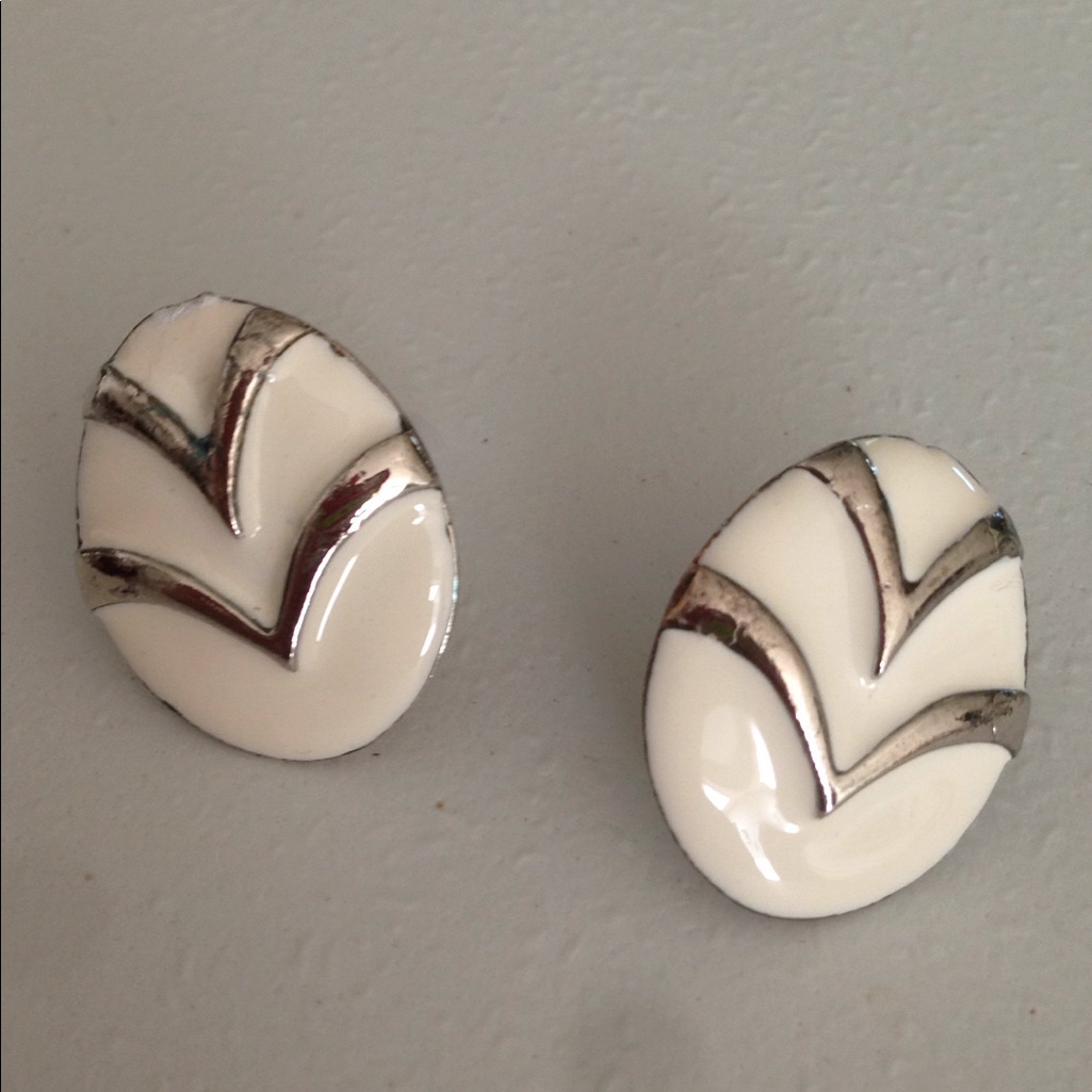 Earrings Silver Chevron On Oval White Enamel Post
